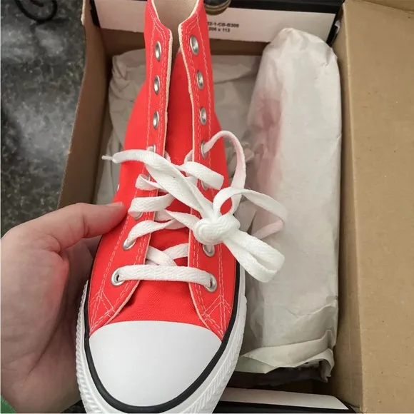 Converse Chuck Taylor All Star High Tops!  Bright Crimson! Men’s 7  Women’s 9