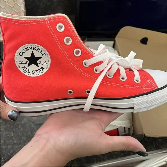 Converse Chuck Taylor All Star High Tops!  Bright Crimson! Men’s 7  Women’s 9