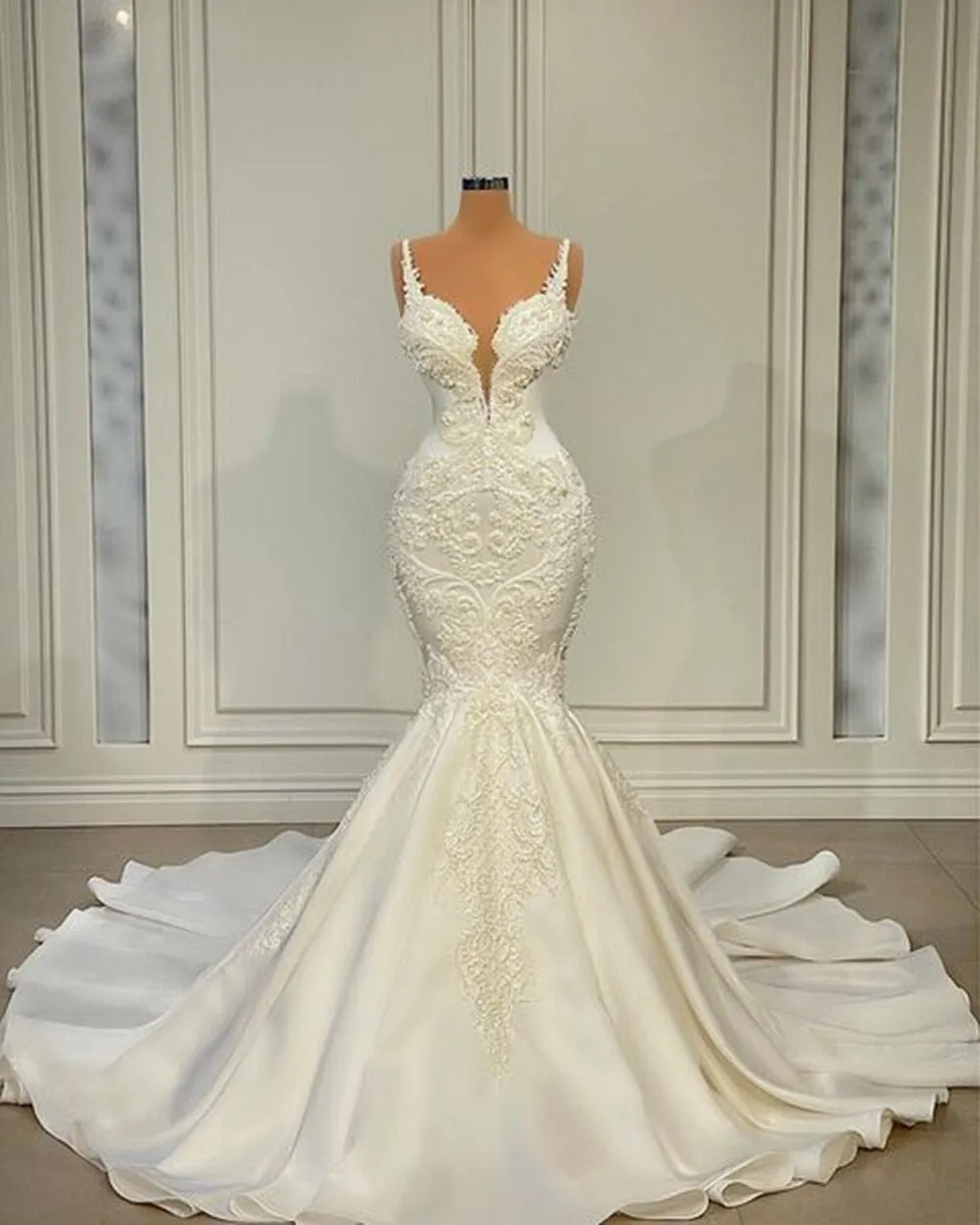 V-neck Sleeveless Pearls Lace Women White Bridal Wedding Gowns